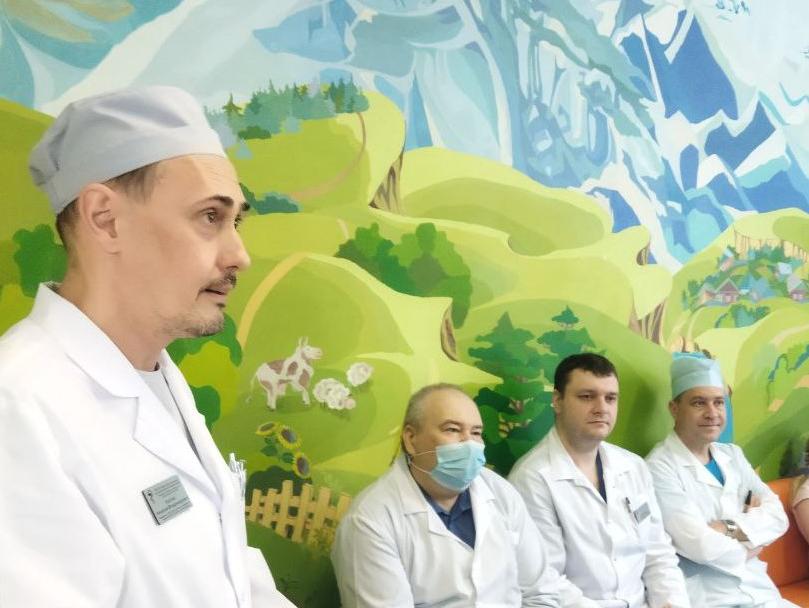 Защитников Отечества в белых халатах поздравили маленькие пациенты ОКФЦ