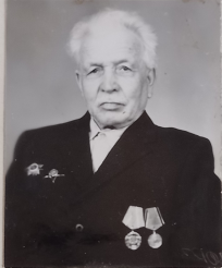 Галимуллин Матыгула Галеевич, 02.12.1903 год - 10.02.1989 год.  Участник  Великой Отечественной войны  Северного, Западного и Восточного фронтов с 14.11.1941 года по 25.11.1945 года. Врач. Капитан медицинской службы.  Командир госпитального взвода 152 Мед