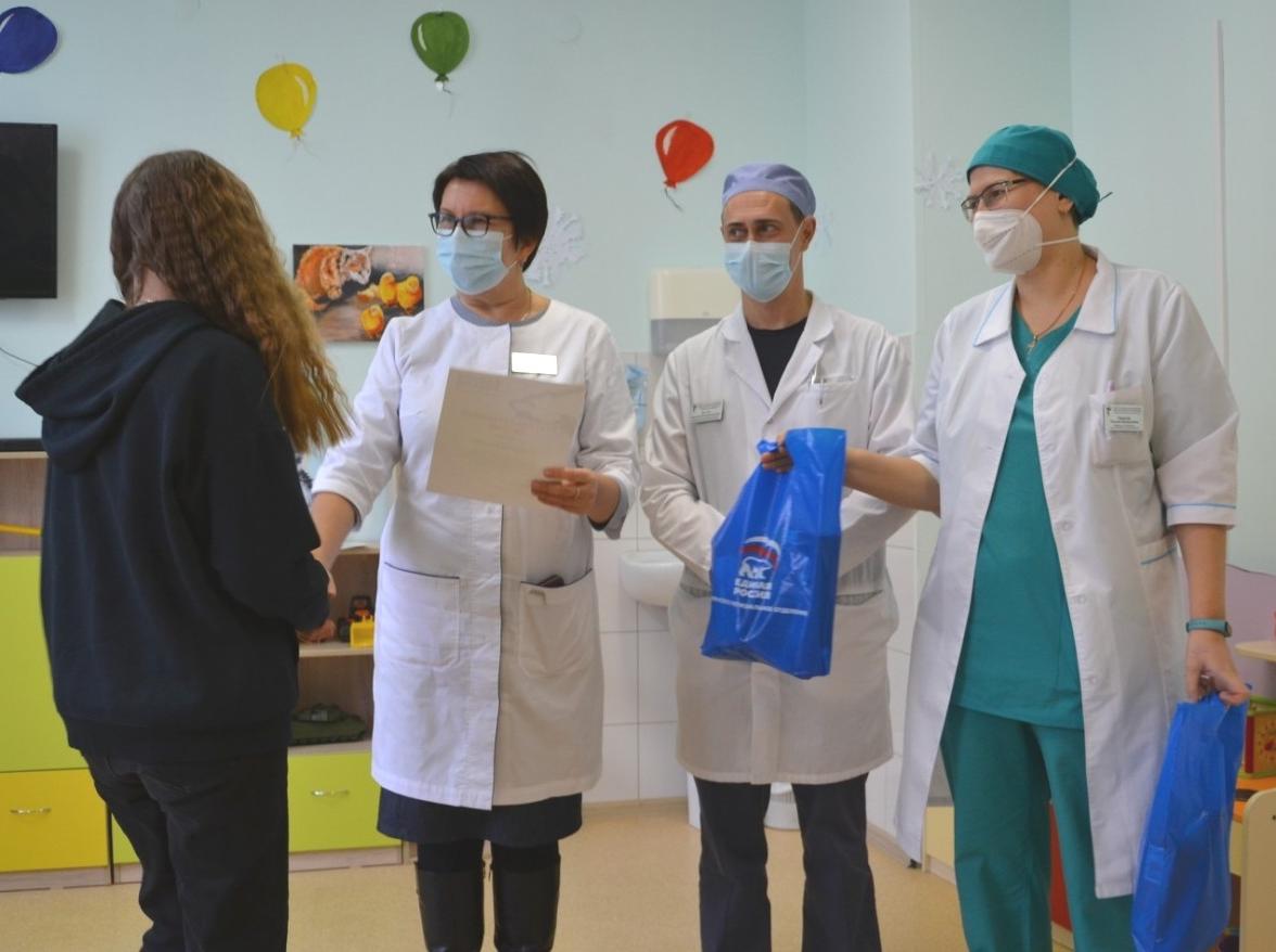 Маленькие пациенты ОКФЦ получили благодарности и подарки за участие в  конкурсе рисунков «Безопасные дороги глазами ребёнка»