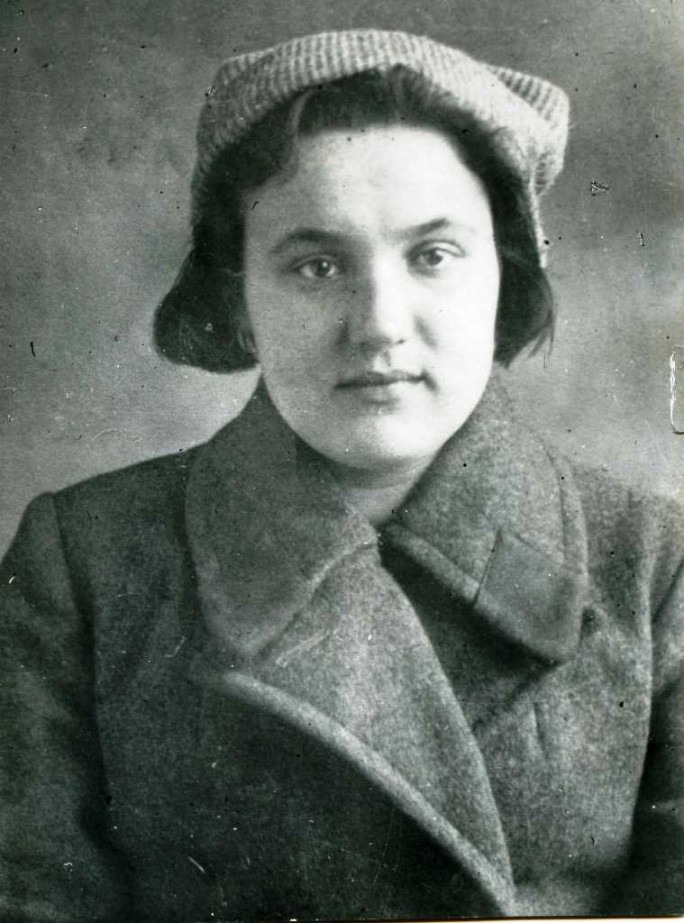 Нина Григорьевна Лысачук со школьной скамьи в 1942 году ушла на фронт санинструктором,видела столько смертей, да и сама была на волоске от смерти, что после того, как ее комиссовали, сделала свой выбор — стала врачом. 40 лет проработала она на тяжелейшем 