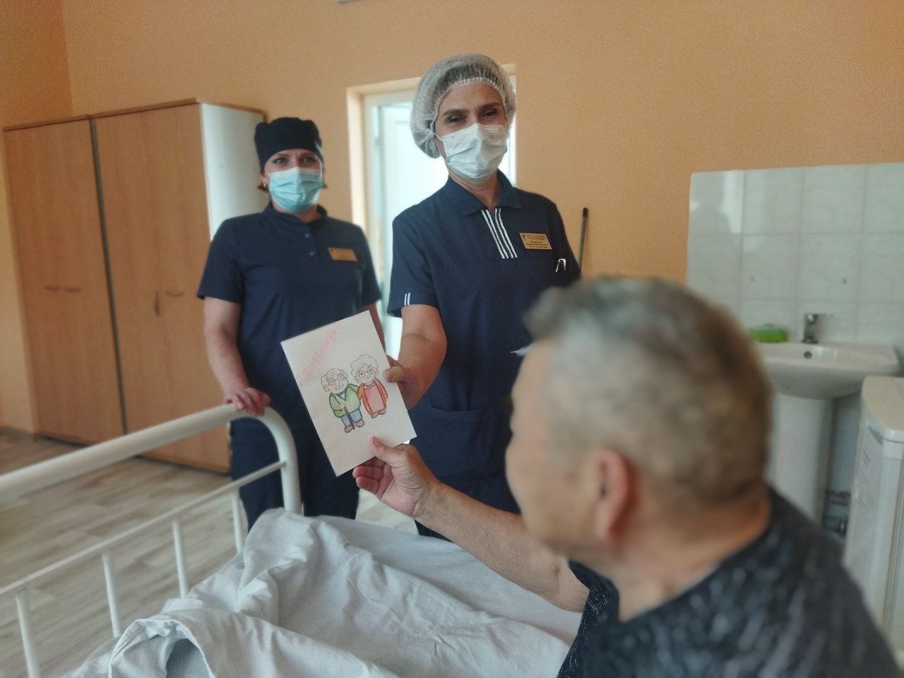 Поздравления с Днем пожилого человека продолжились для пациентов 60+ в Тюменском ОКФЦ