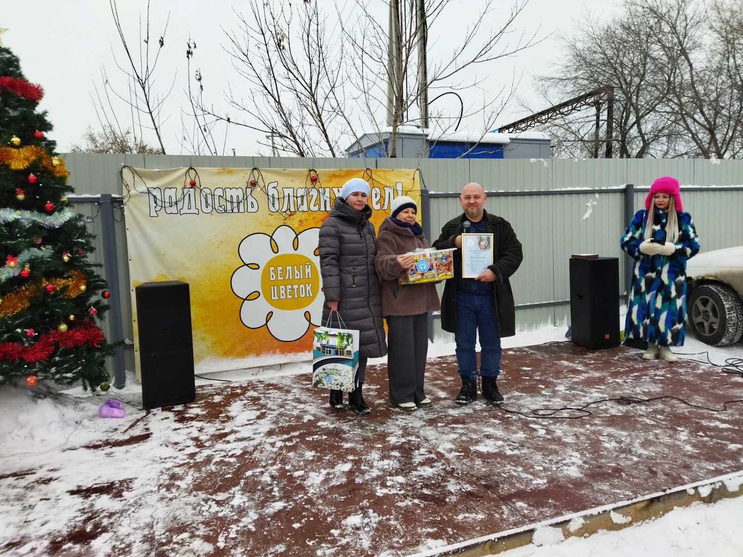 Международный день помощи бедным волонтеры ОКФЦ передали подарки подопечным центра «Милосердие»
