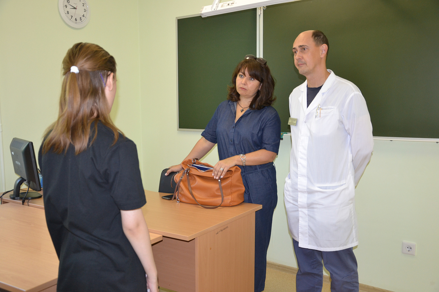 Девятикласснице вручили аттестат в детском стационаре ОКФЦ